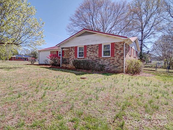 3rd image of 4401 Coachwood Ln