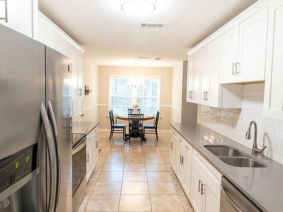 3rd image of 1049 Meadowood Dr