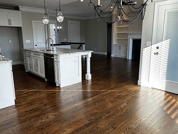 4th image of 2901 N Parkdale Ct
