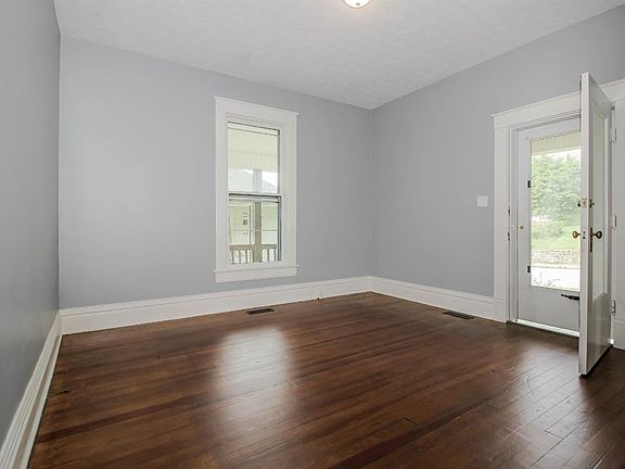 4th image of 341 Winchester St