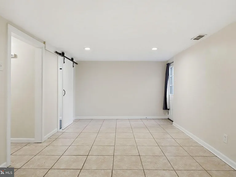204 Livingston Ct — Photo 31