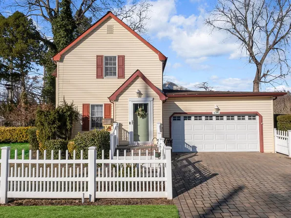 634 6th Avenue W, East Northport, NY 11731