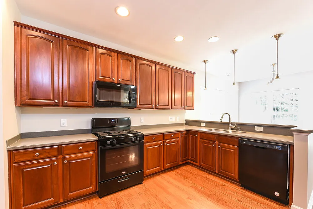4 bed, 2.5 bath, 2571 sqft, $2,735 — Photo 4