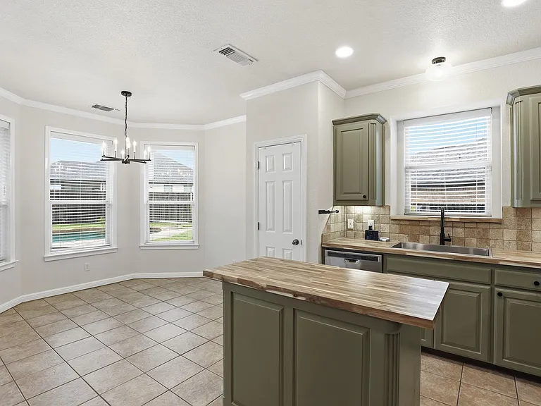 1404 Chaucer Dr — Photo 3