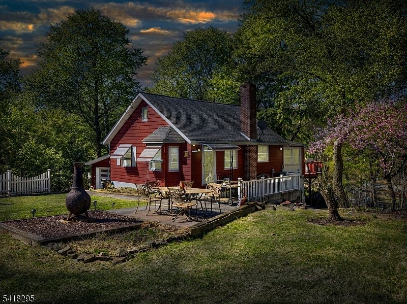 1st image of 13 Pautuck Rd