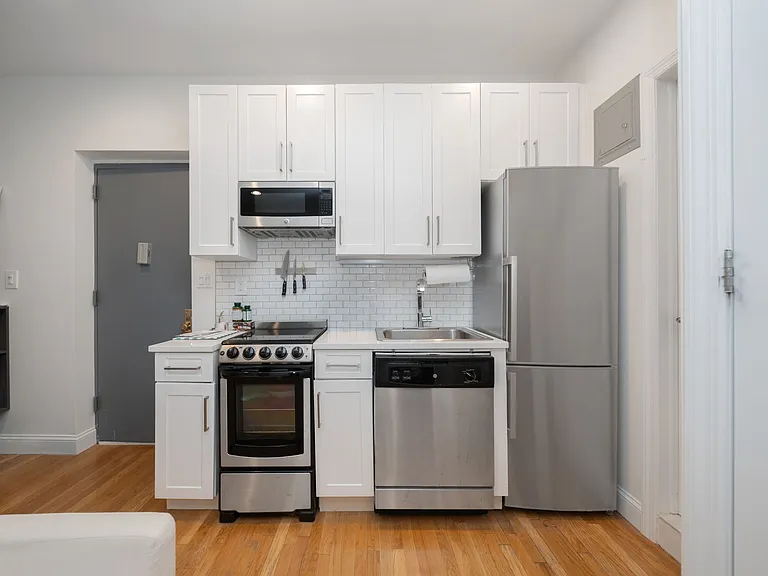 128 W 13th St #21 — Photo 5