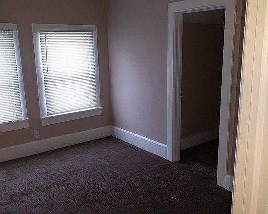 Master BR w/ small walk-in closet