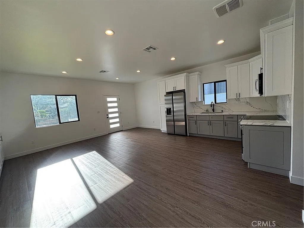 3 bed, 1000 sqft, $4,200 — Photo 4