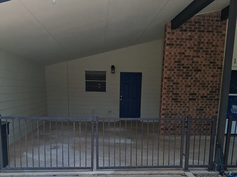 1811 Bluebonnet Ln — Photo 9