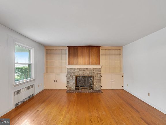 3rd image of 542 Hillcrest Pl