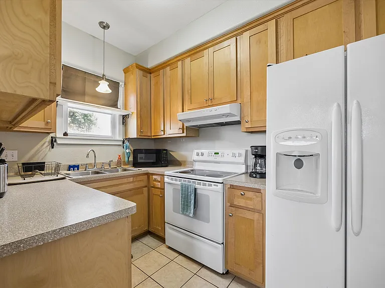 842 E Guenther St #2 — Photo 7