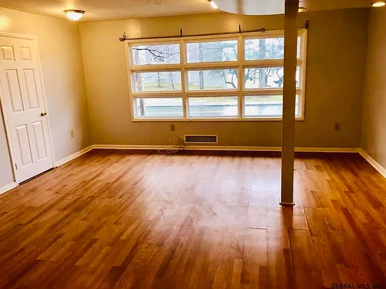 913 Nott St — Photo 3