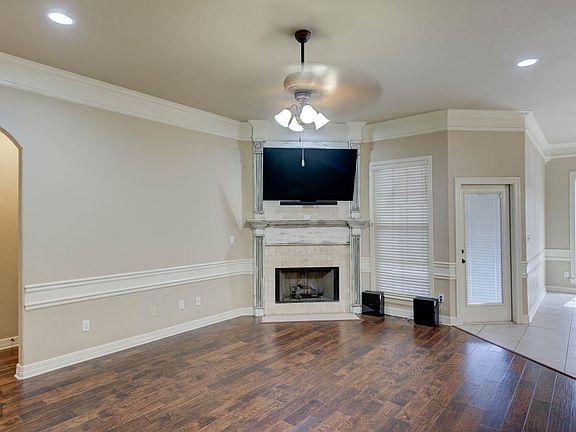 5th image of 830 Entrada St