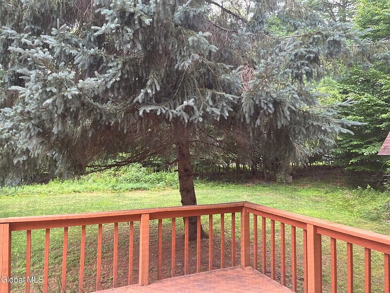 4th image of 548 White Schoolhouse Road