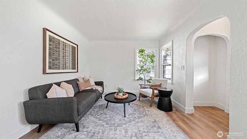 4th image of 211 SE 4th Street