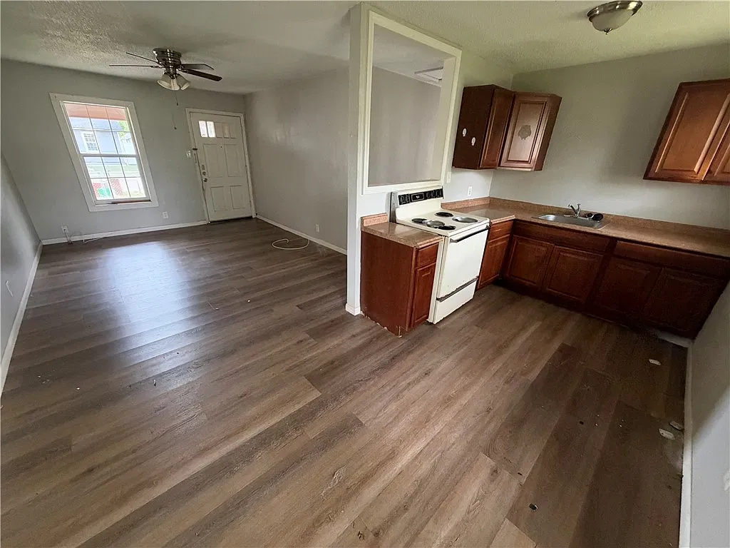 3 bed, 1.0 bath, 1001 sqft, $1,195 — Photo 3