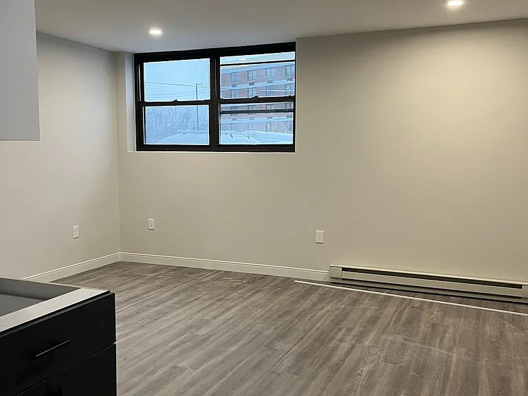 Courtside Square Apartments and Suites — Photo 16