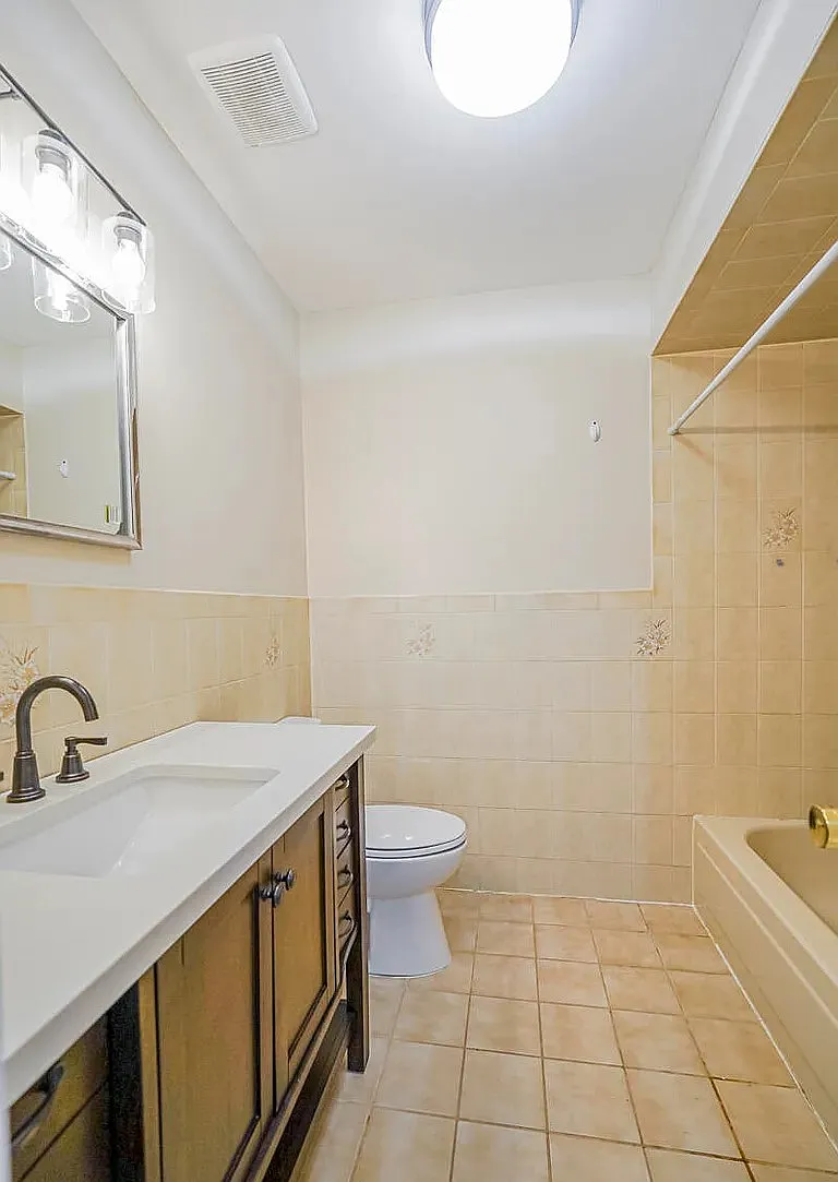Charming 2-Bedroom Townhouse in Desirable Westerleigh — Photo 2