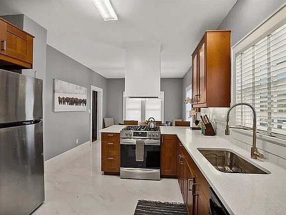 4th image of 2701 S University Dr