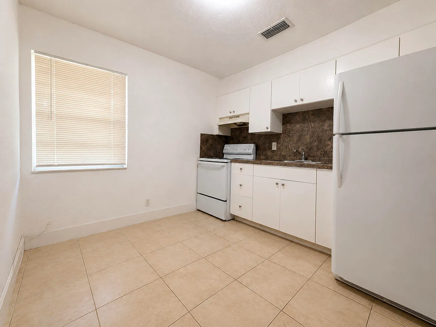 2 bed, 1.0 bath, 3534 sqft, $1,700 — Photo 4