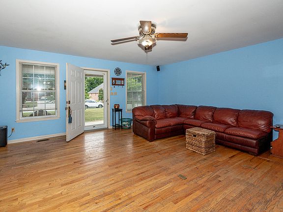 2nd image of 409 Hiddenbrook Ln