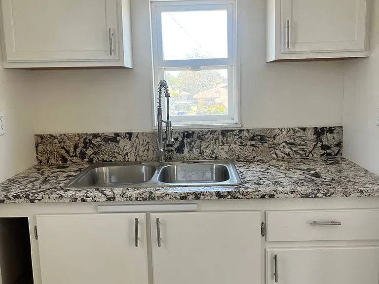 615 Central Ave — Photo 2