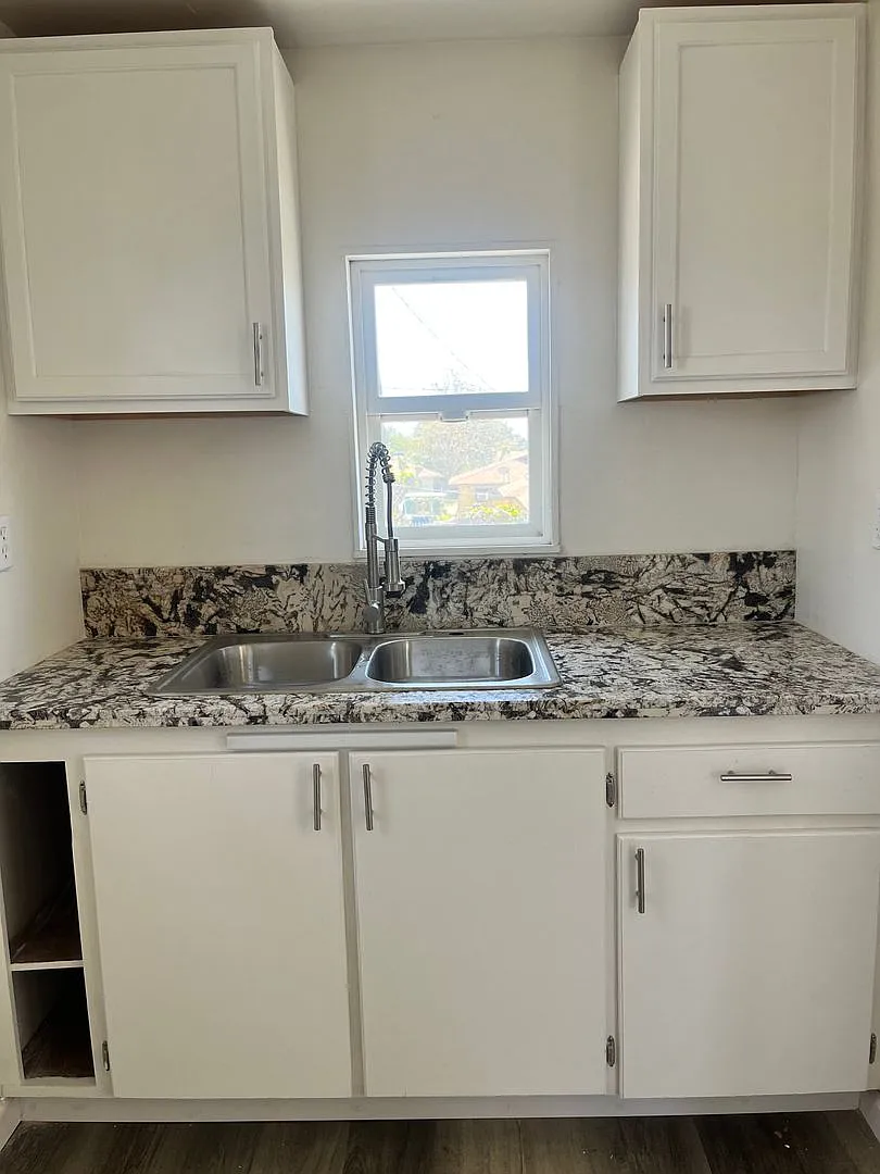 Building Photo - 615 Central Ave