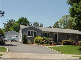 33 Belver Dr, Bohemia, NY 11716
