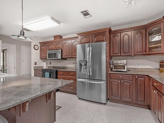 5th image of 534 Clifford St