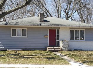 910 Oakcrest St, Iowa City, IA 52246
