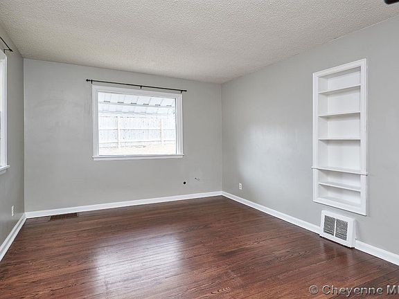 4th image of 1854 Carbon Ave