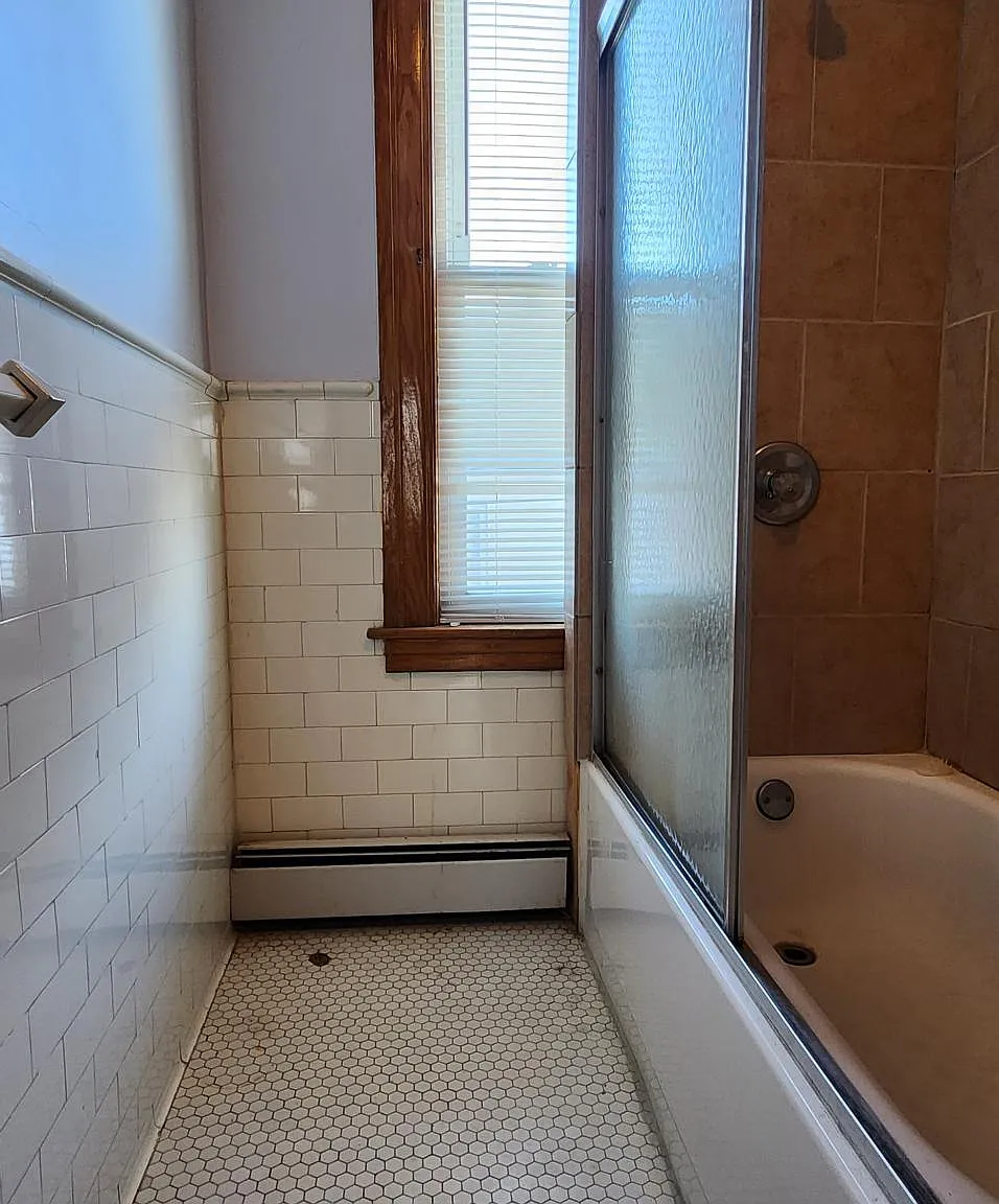 3 bed, 1285 sqft, $2,300 — Photo 3
