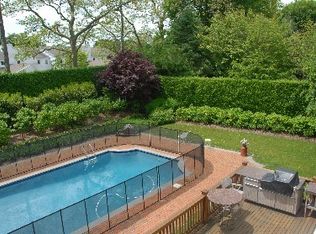 122 Coopers Farm Rd, Southampton, NY 11968