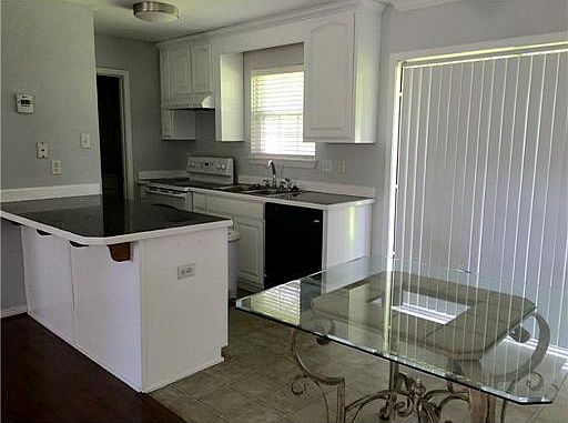 3rd image of 350 Reynoir St