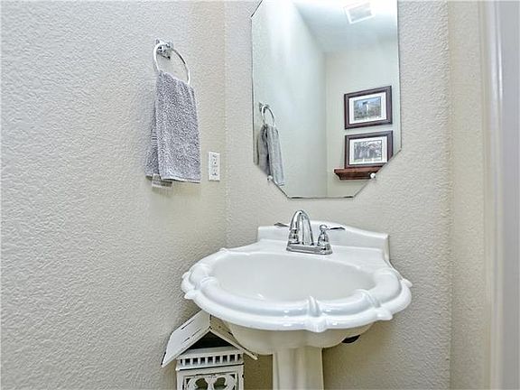 4th image of 2717 Greenlee Dr