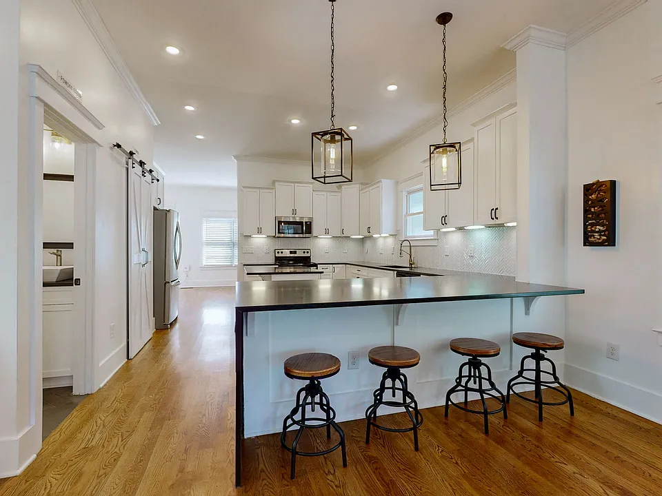 1211B Montgomery Ave