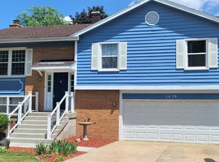 1439 Castlewood Dr, Wheaton, IL