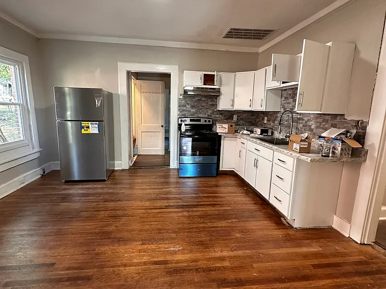1284 Hillyer Ave — Photo 2