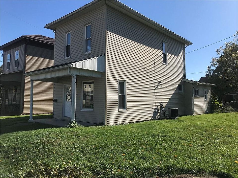 1st image of 706 W 1st St