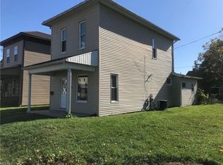 706 W 1st St, Uhrichsville, OH 44683