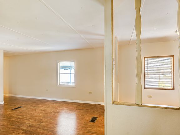5th image of 925 Village Dr