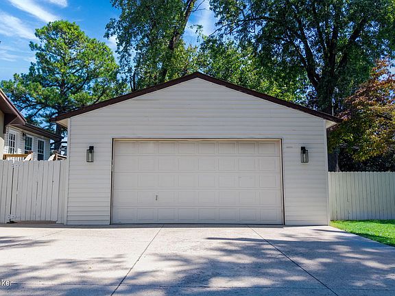 3rd image of 1424 Cardinal Dr