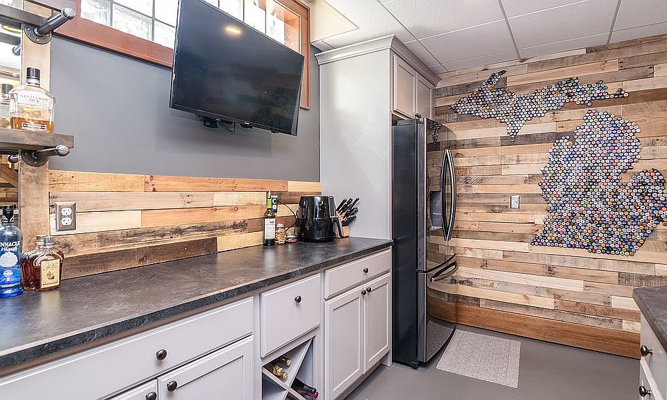 2nd image of 7453 Moon Rd