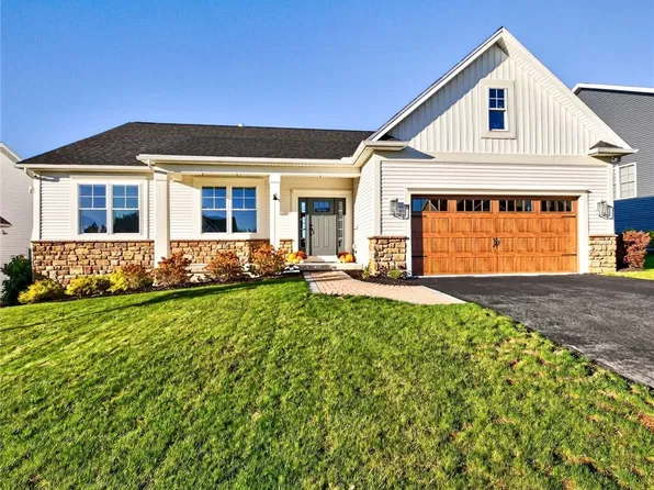 8 Black Wood Cir, Pittsford, NY 14534
