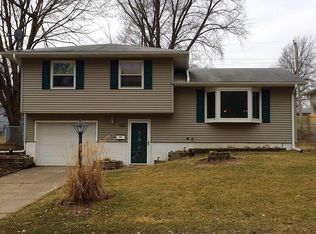 2904 Greenway Dr, Bettendorf, IA 52722