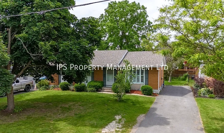 5 bed | 2 Bath - Beautiful Neighbourhood — Photo 2