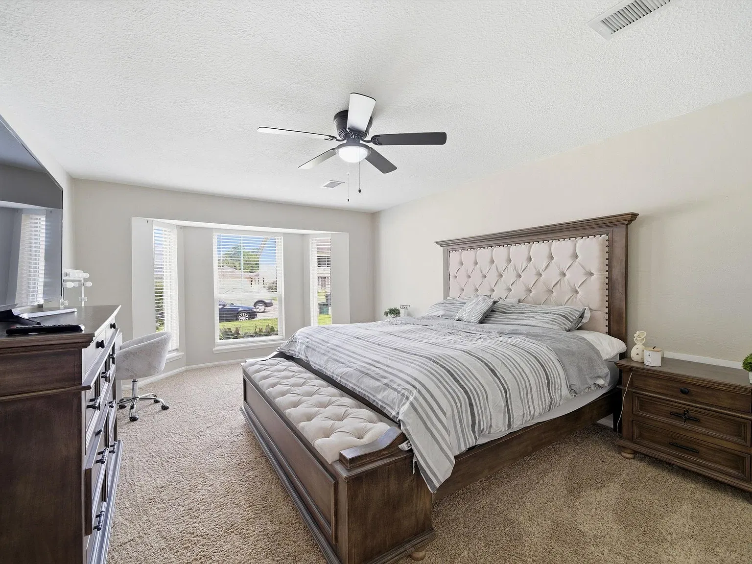 4 bed, 2.5 bath, 2652 sqft, $3,400 — Photo 4