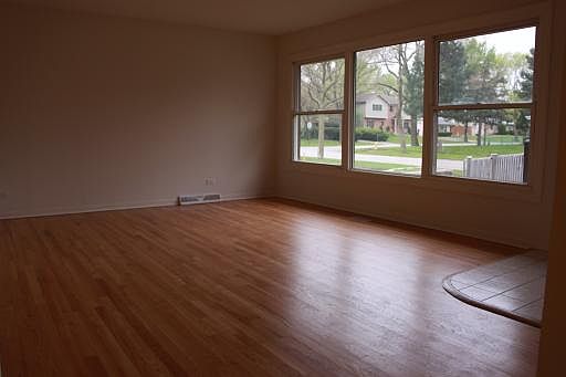 5th image of 703 N Eastman Dr