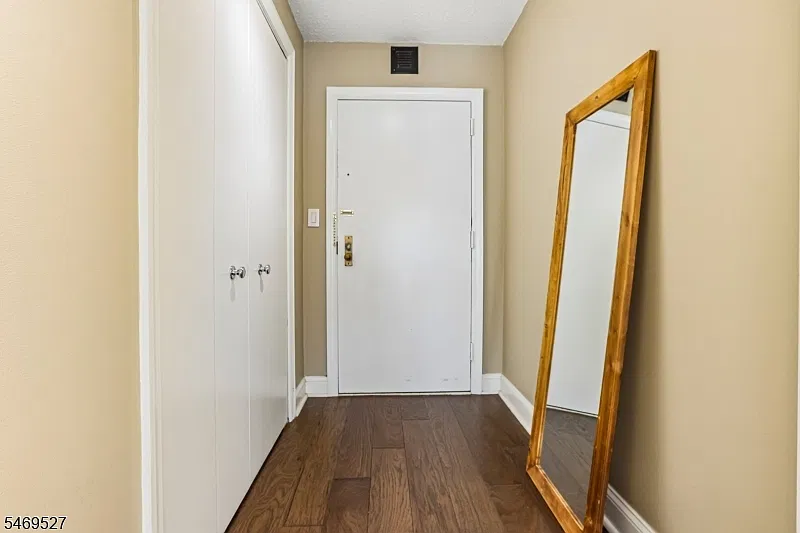 1077 River Rd — Photo 2