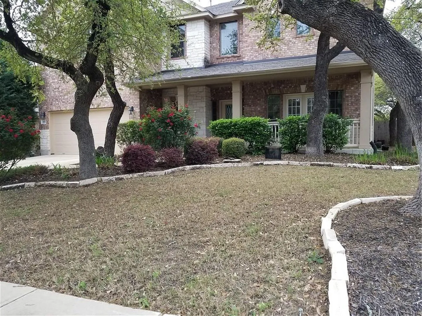 Spacious & Bright Home with Mature Trees, Covered Patio, Fireplace, Private Backyard & Resort-Sty... — Photo 2